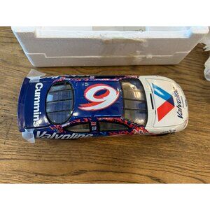 1999 Hot Wheels Crew's Choice Valvoline 26237 1:24 Scale NASCAR Diecast